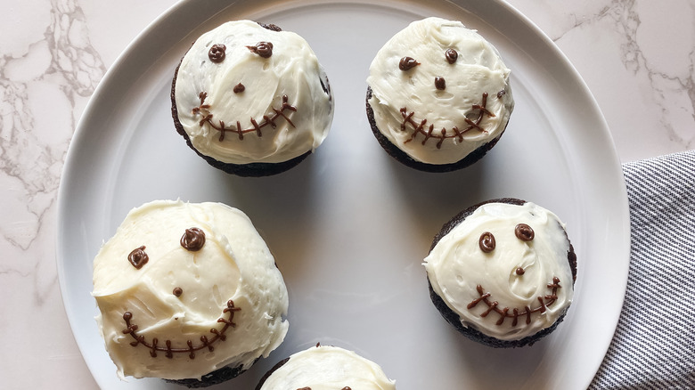 cupcakes with skeleton faces