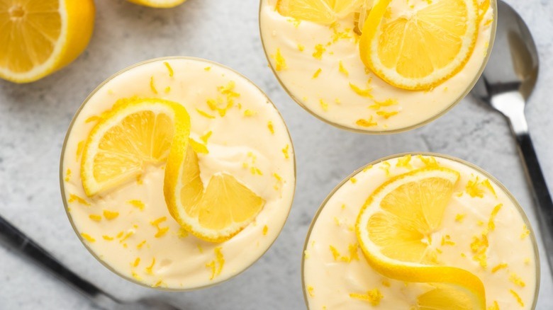 lemon mousse with sliced lemons