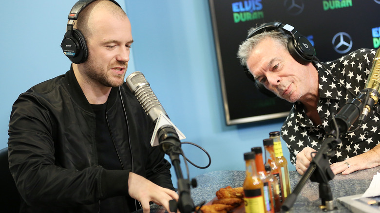 Sean Evans interviewing a celeb for hot ones