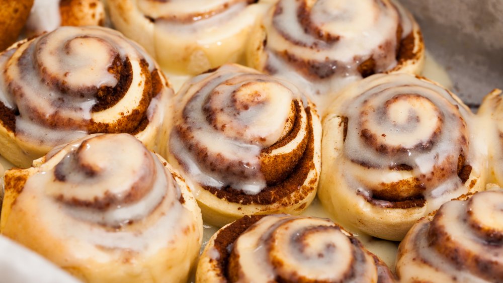 Cinnabon-like cinnamon rolls in pan