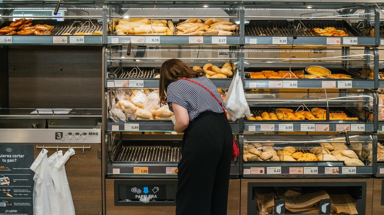 woman in Aldi bakery aisle