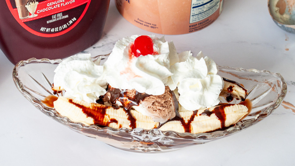 banana split in glass bowl