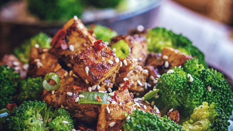 Meat and broccoli with sesame seeds