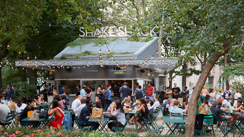 shake shack outdoor dining