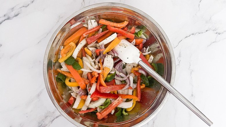 sliced peppers in bowl