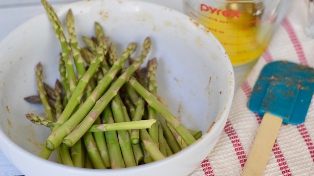 asparagus in white bowl