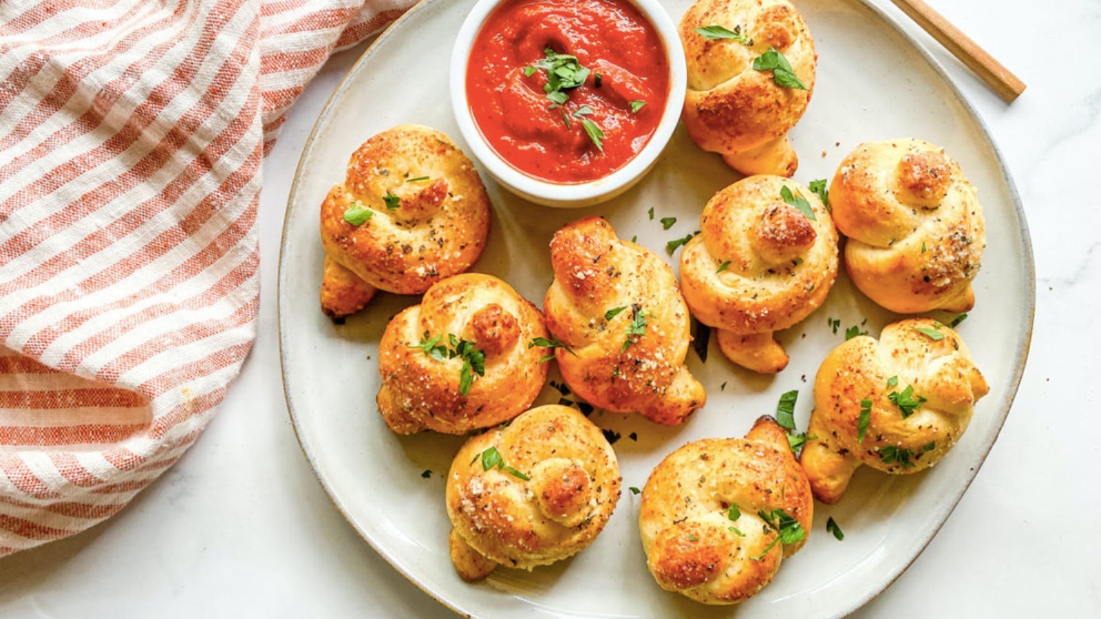 https://www.mashed.com/img/gallery/shortcut-garlic-knots-recipe/l-intro-1660592512.jpg