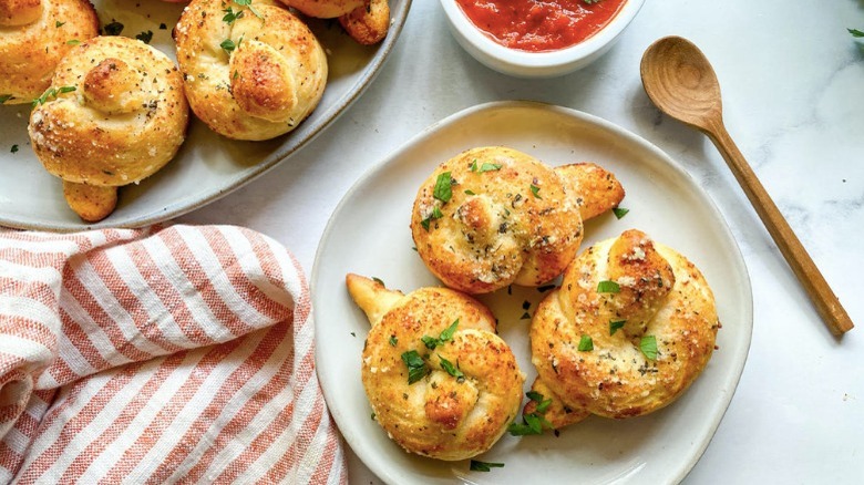 garlic knots with marinara sauce