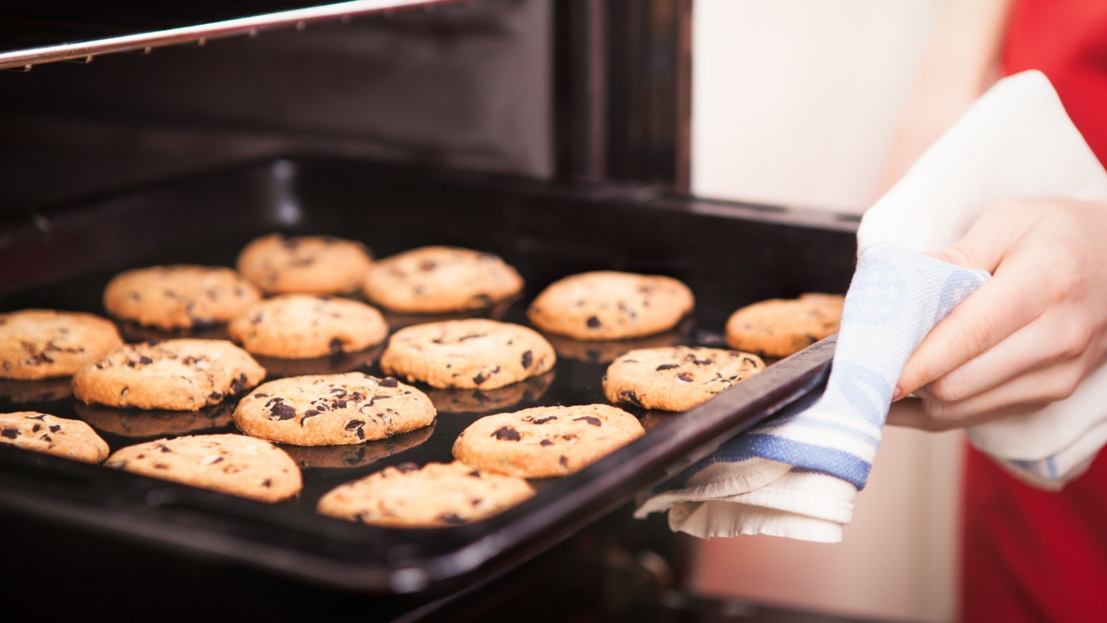 Why Baking Sheets Clang in the Oven And How to Avoid It