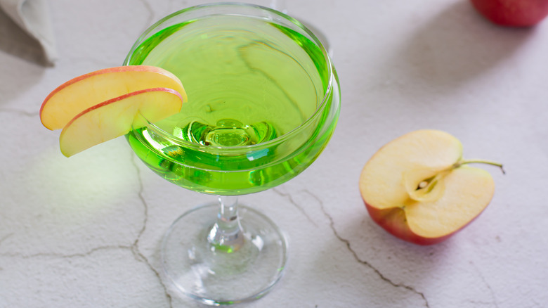 Green apple martini with apples