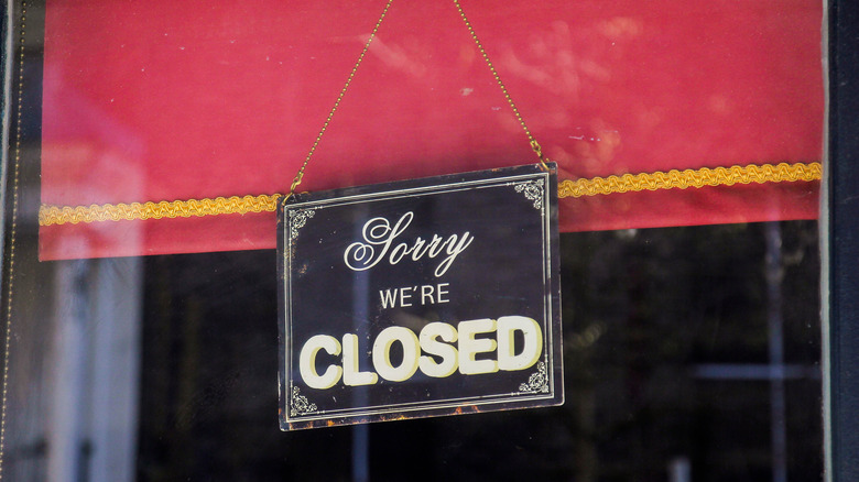 closed restaurant sign