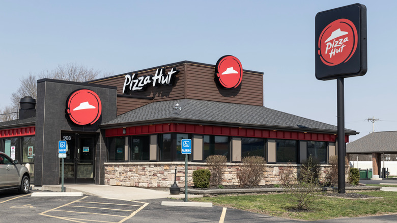 Pizza Hut storefront