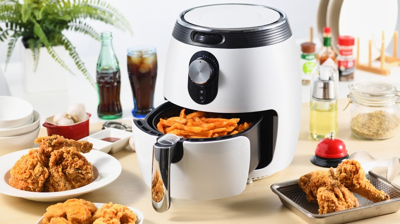 https://www.mashed.com/img/gallery/silicone-liners-vs-disposable-paper-which-is-better-for-your-air-fryer/intro-1695353315.jpg