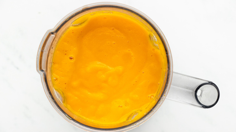 carrot soup in blender