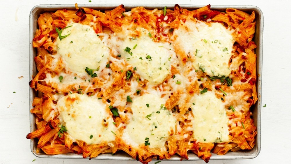 pan of baked ziti