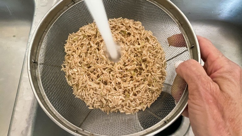 rinse uncooked brown rice