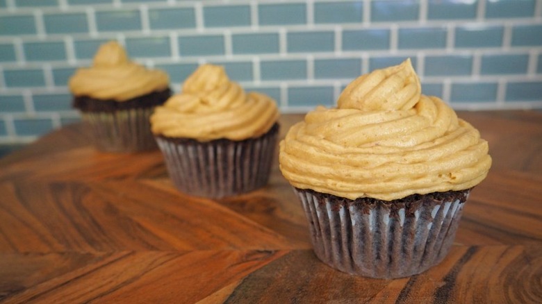 peanut butter frosting on cupcakes