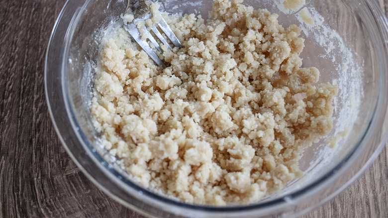 apple pie crumble in bowl 