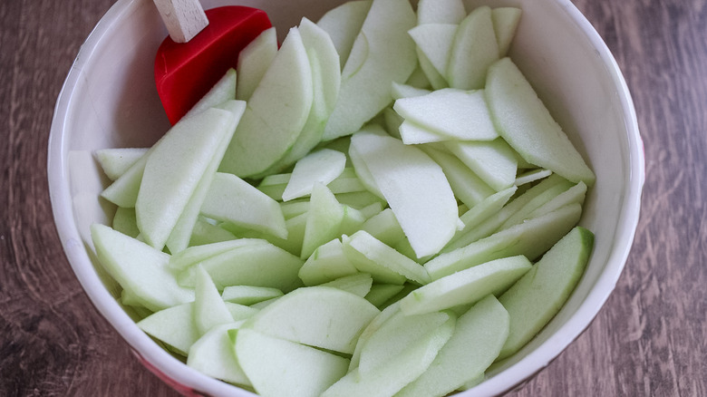 apple slices in bowl 