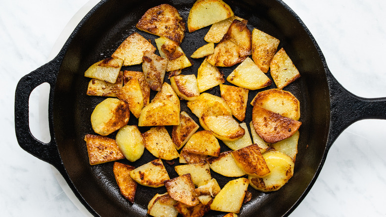 fried potatoes in pan 