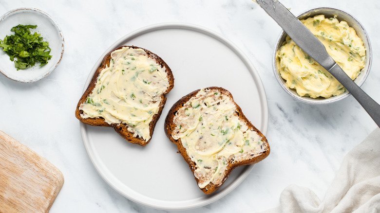 sliced bread with parsley butter