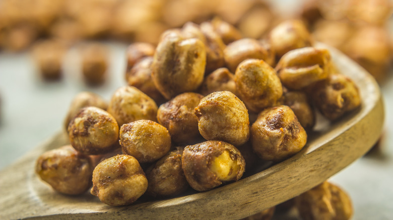 Crunchy roasted chickpeas