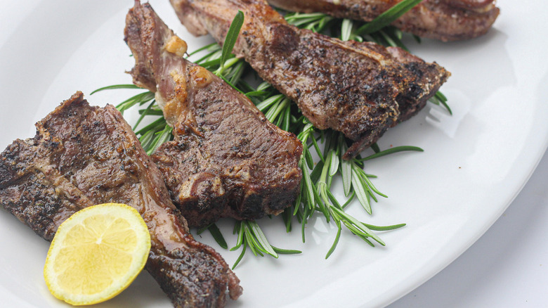 cooked lamb chops with sliced lemons