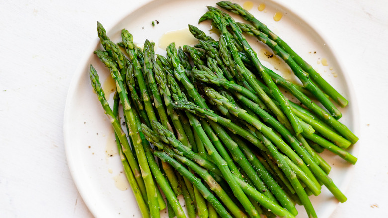 asparagus on plate