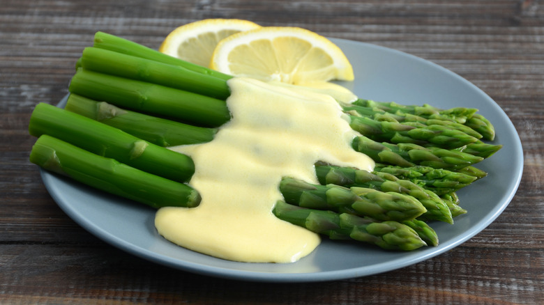 asparagus in hollandaise sauce