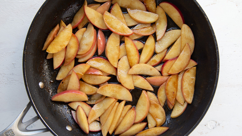 apples in skillet