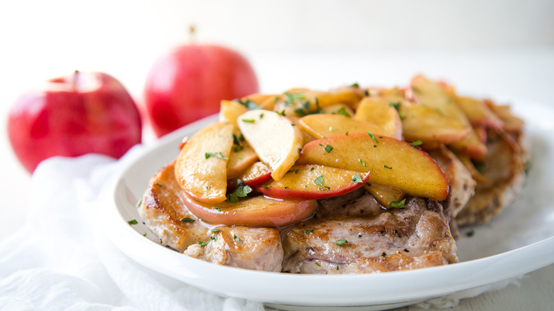 Skillet Pork Chops With Apples Recipe