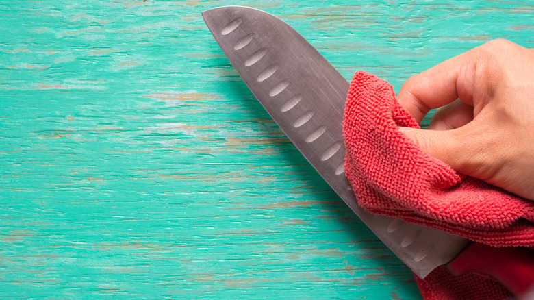 drying a kitchen knife