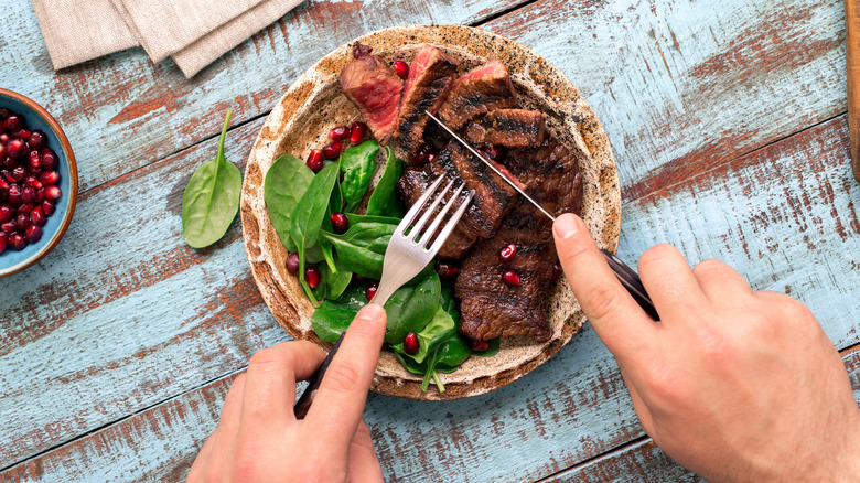 slicing cooked steak