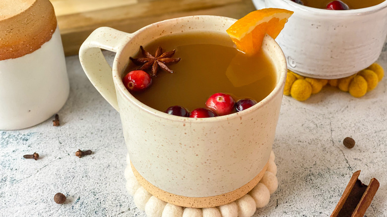 apple cider in a mug 