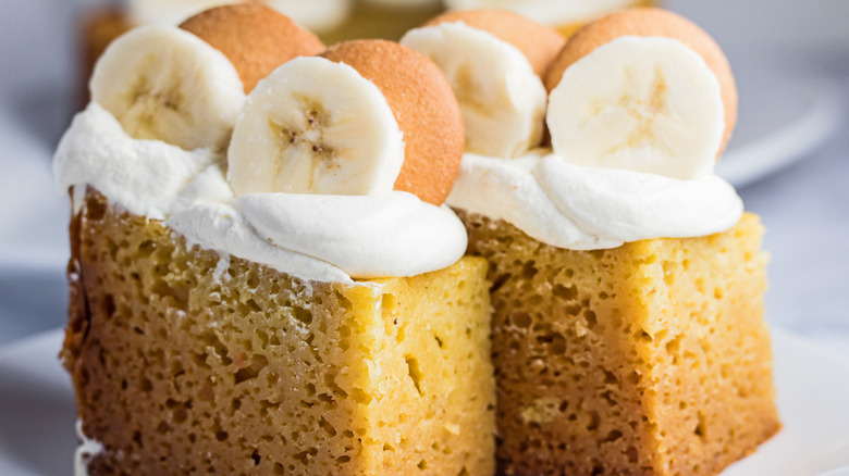 slice of slow cooker banana pudding cake