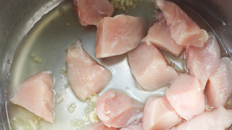 Chicken pieces in the slow cooker with garlic