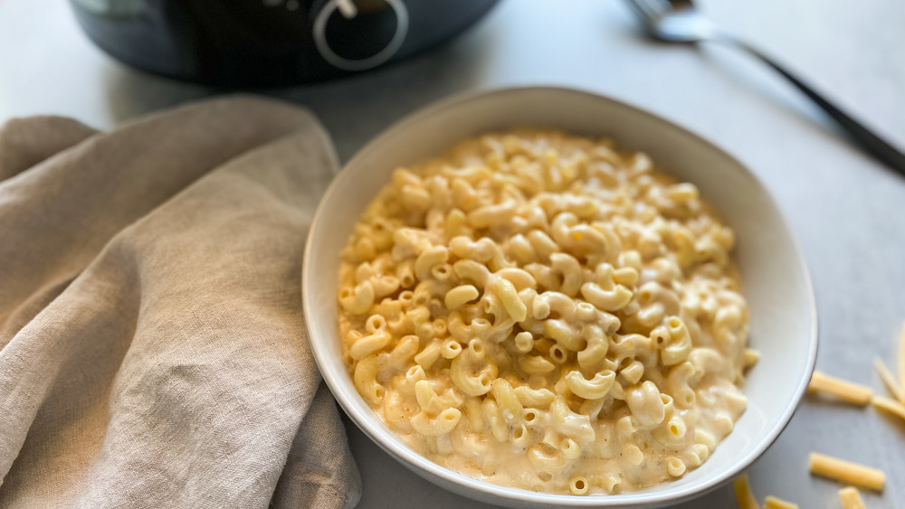 slow cooker mac and cheese plated