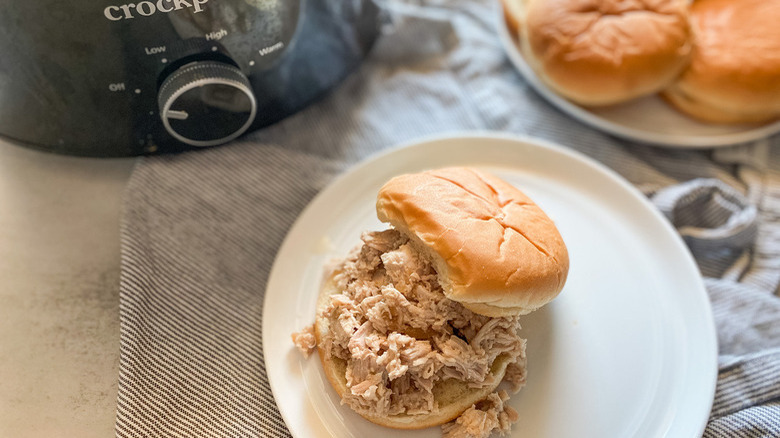 Pulled pork sandwich with crockpot