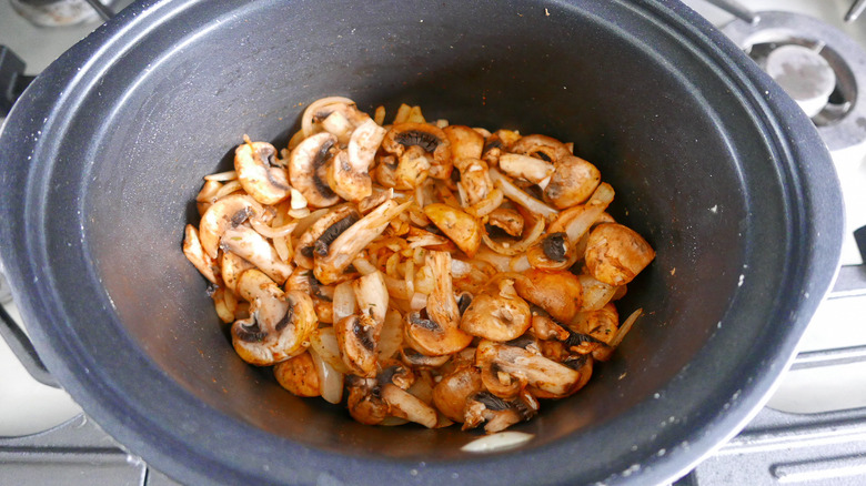 Slow cooker Smothered Steak mushrooms 