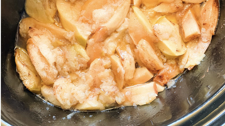 Stewed apples in the slow cooker