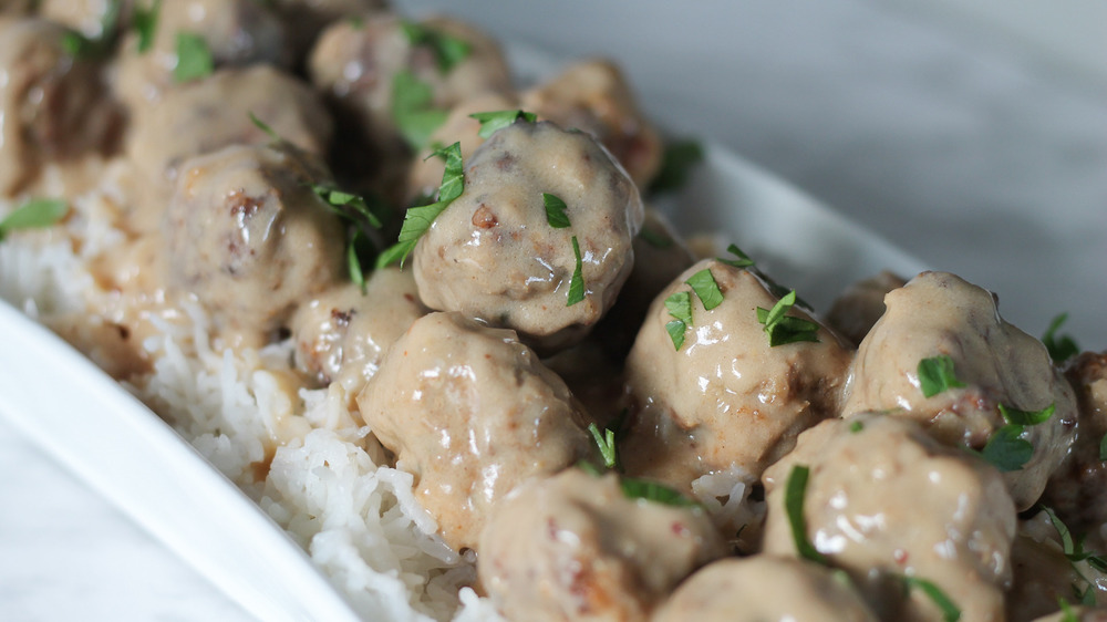 slow cooker Swedish meatballs served