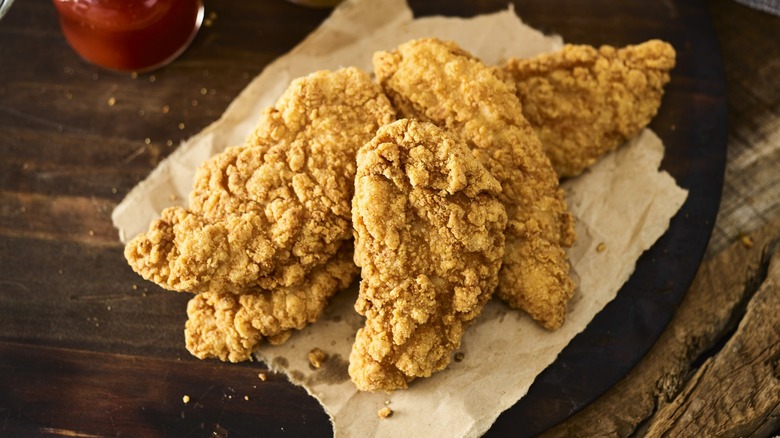 plate of chicken tenders