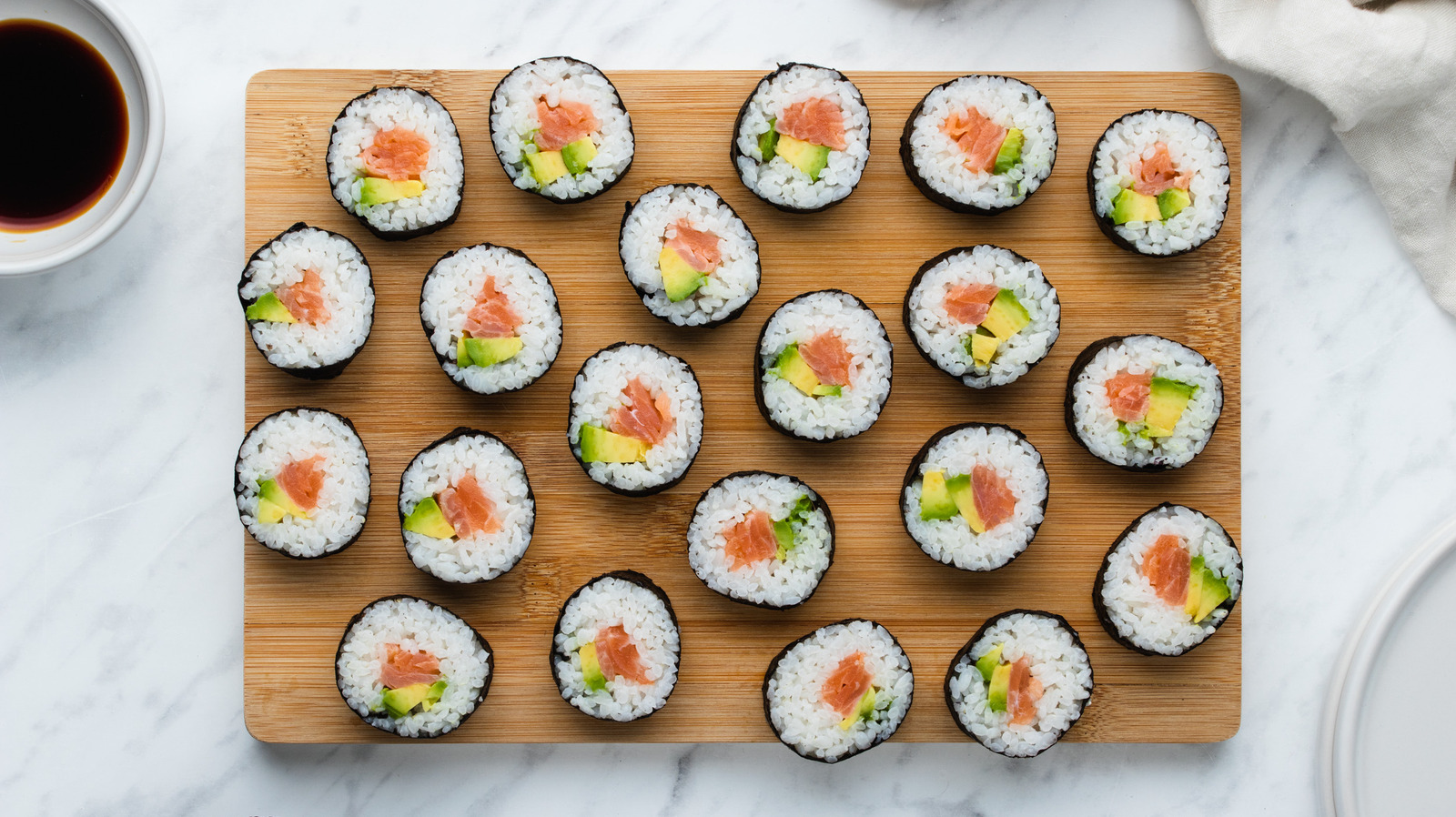 https://www.mashed.com/img/gallery/smoked-salmon-sushi-recipe/l-intro-1647888806.jpg
