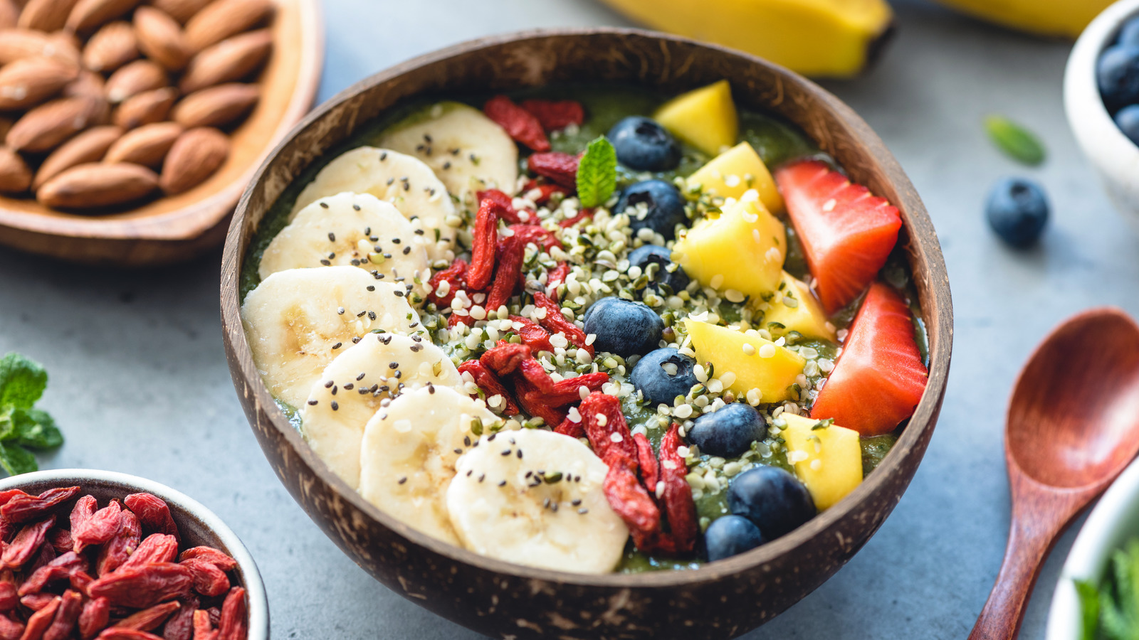 Who would have thought making a smoothie bowl could be so relaxing