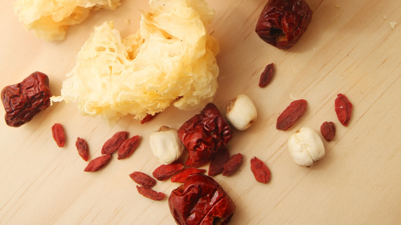 snow fungus soup raw ingredients