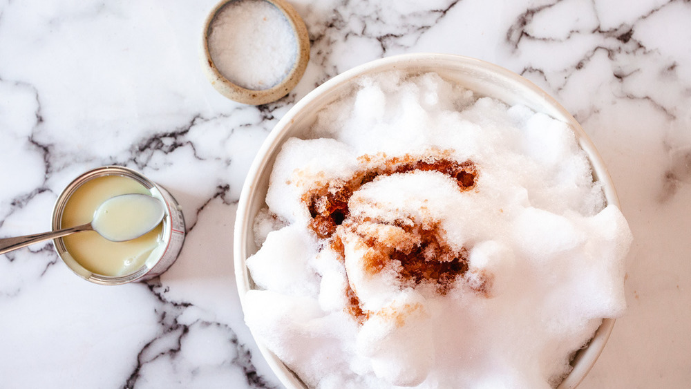 vanilla extract on snow to make snow ice cream