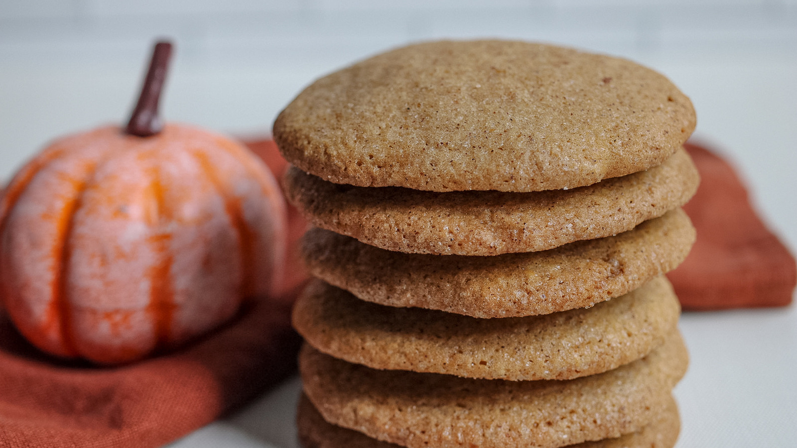 https://www.mashed.com/img/gallery/soft-and-chewy-pumpkin-cookies-recipe/l-intro-1660237706.jpg