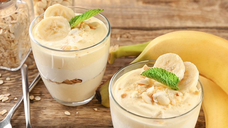 Banana shake pudding in glasses