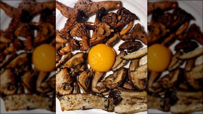 Mushrooms with egg yolk