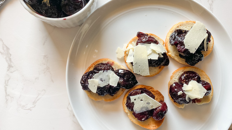 chutney cheese crostinis